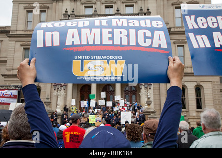 Lansing Michigan Gewerkschaftsmitglieder marschieren und Rallye für Jobs an der Michigan State capitol Stockfoto