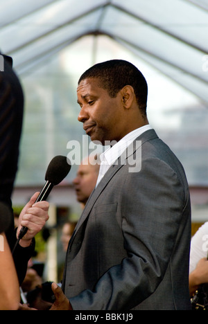 LOS ANGELES - Juni 4: Denzel Washington kommt bei der "Einnahme der Pelham 123" Premiere in Westwood, Los Angeles, CA am 4. Juni 2 Stockfoto