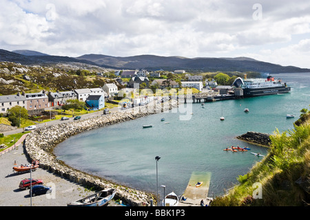 Blick auf das Hafengebiet von Tarbert in Harris Hebrides Schottland mit CalMac Auto Fähre Hebriden Entladen Autos von Uig auf Skye Stockfoto