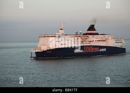 LD Lines Fähre Norman Spirit in der Abenddämmerung Stockfoto