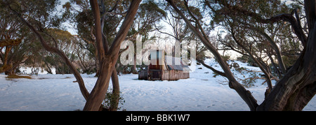 Bauten-Hütte im Morgengrauen nach Herbst Schneefall Stockfoto