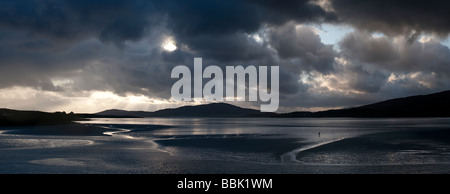 Sonnenuntergang und Sturmwolken über Isle of Harris, Luskentire Strand, Äußere Hebriden, Schottland Stockfoto