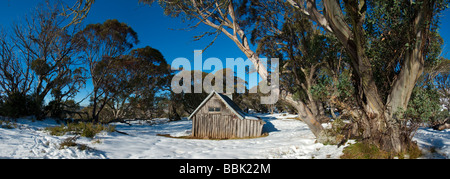 Bauten-Hütte nach Herbst Schneefall Stockfoto