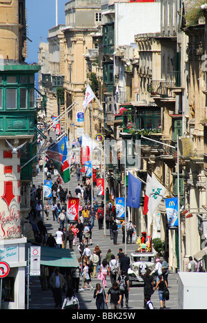 Malta. Triq Ir-Repubblika (Republic Street) in Valletta, wie aus den wichtigsten Stadttor zu sehen. 2009. Stockfoto