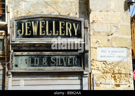 Malta. Alte hölzerne melden für ein Juweliergeschäft auf Kaufleute Straße in Valletta. 2009. Stockfoto