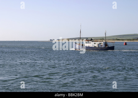 Ein kleines Fischerboot setzt auf das Meer von Sandbänken in Dorset UK Stockfoto