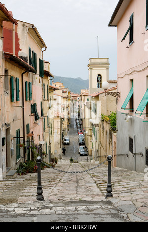 Eine Straßenansicht in Portoferraio, der Hauptstadt der Insel Elba, Italien. Stockfoto