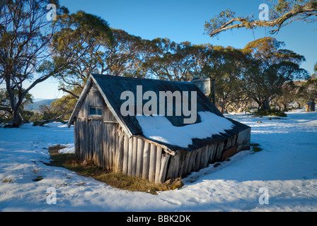 Bauten-Hütte nach Herbst Schneefall Stockfoto