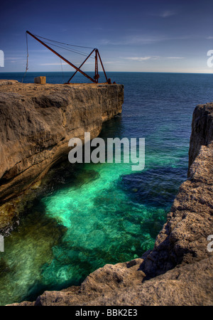 Kran zum Heben Sie Angelboote/Fischerboote im Wasser in der Nähe von Portland Bill Leuchtturm, Dorset, Großbritannien Stockfoto