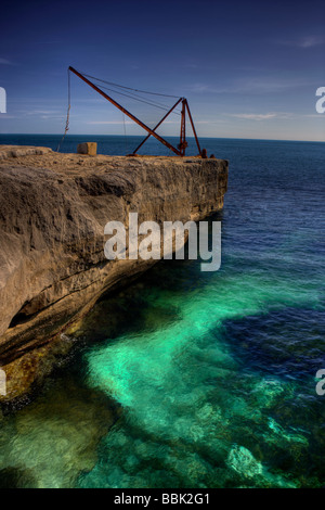 Kran zum Heben Sie Angelboote/Fischerboote im Wasser in der Nähe von Portland Bill Leuchtturm, Dorset, Großbritannien Stockfoto