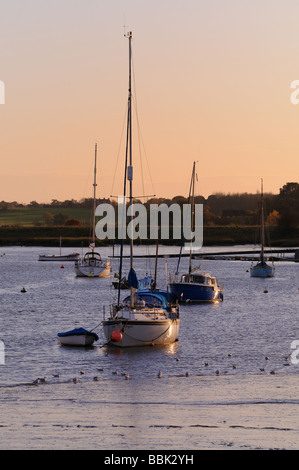 Boote auf dem Fluss Deben Woodbridge Suffolk Stockfoto