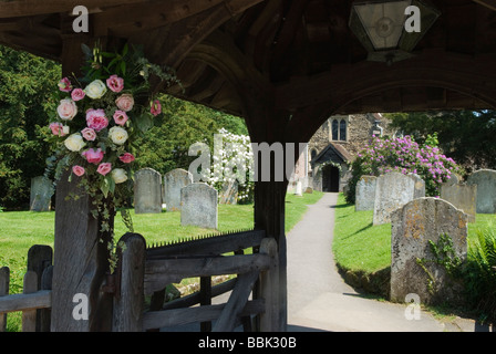 Blumengirlanden Dekoration für Hochzeits- und Hochzeitsblumen zur Feier eines besonderen Tages, ausgestellt im St. James Church Gate, Shere Surrey England 2009 2000s UK Stockfoto