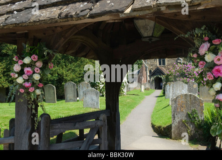 Hochzeitsgirlanden Blumenschmuck zu einem besonderen Tag, ausgestellt im St. James Church Gate, Shere Surrey England 2009 2000s UK HOMER SYKES Stockfoto