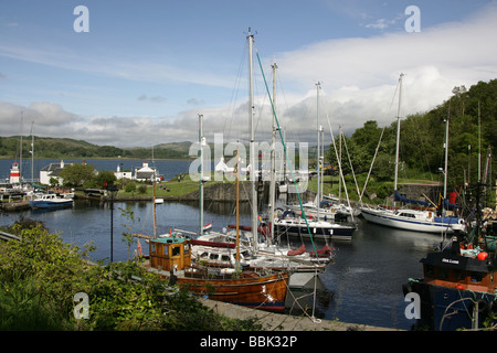 Crinan Canal, Schottland. Freizeit- und Angelboote/Fischerboote festgemacht in Crinan Hafen mit dem Fischereifahrzeug Scarbh im Vordergrund Stockfoto