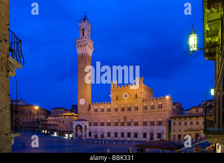 Torre del Mangia nachts in Piazza del Campo in Siena, Toskana, Italien, Europa. Stockfoto