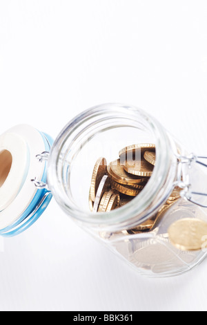 50 EURO-CENT IN EINEM GLAS JAR AUF WEIßEM HINTERGRUND Stockfoto