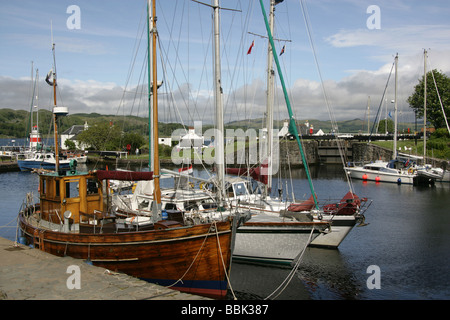 Crinan Canal, Schottland. Freizeit- und Angelboote/Fischerboote festgemacht in Crinan Hafen mit dem Fischereifahrzeug Scarbh im Vordergrund. Stockfoto