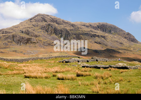 Der Roman Fort, Hardknott Schloss mit harten Knott und den Pass hinter. Der Lake District National Park, Cumbria, England Stockfoto