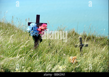 Kleine Kreuze und Blumen gelegt in Respekt für diejenigen, die am Beachy Head in Sussex Selbstmord begangen haben Stockfoto