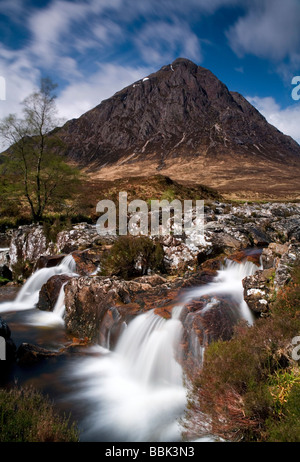 Wasserfälle mit Buachaille Etive Mor Berg, Glencoe, Schottland Stockfoto