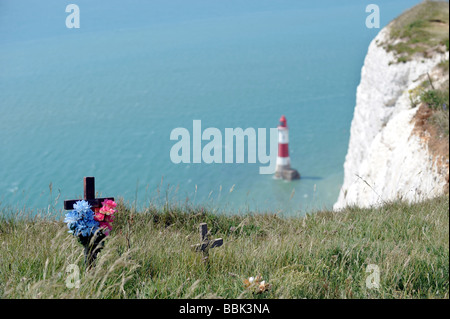 Kleine Kreuze und Blumen gelegt in Respekt für diejenigen, die am Beachy Head in Sussex Selbstmord begangen haben Stockfoto