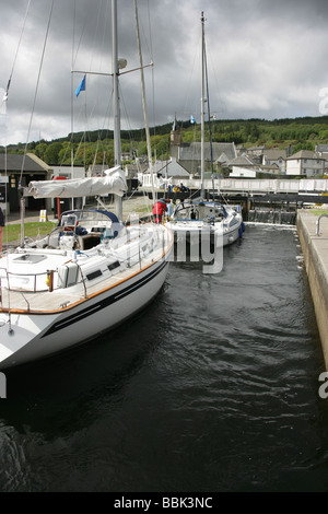 Crinan Canal, Schottland. Freizeitboote, Eingabe der Crinan Canal Schleuse von Ardrishaig, Loch Gilp an der Westküste von Schottland. Stockfoto