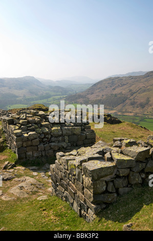 Der Roman Fort, Hardknott Schloss mit harten Knott und den Pass hinter. Der Lake District National Park, Cumbria, England Stockfoto