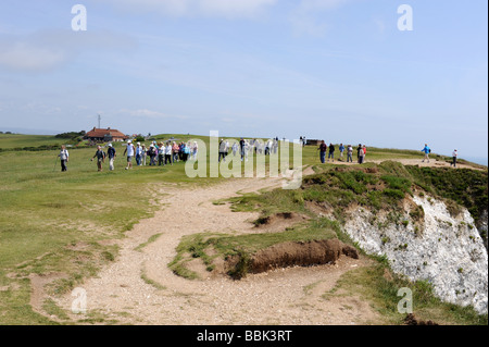 Menschen zu Fuß entlang der Klippen bei Beachy Head Eastbourne UK Stockfoto