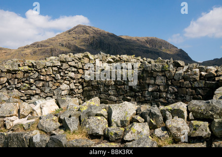 Der Roman Fort, Hardknott Schloss mit harten Knott und den Pass hinter. Der Lake District National Park, Cumbria, England Stockfoto