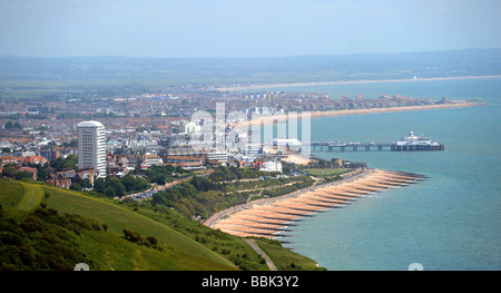 Ansicht von Eastbourne Strandpromenade und dem Stadtzentrum für die Klippen von Beachy Head in East Sussex UK Stockfoto