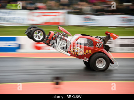 Super Pro ET Dragster Vegas Hustler angetrieben von Mark Bishop auf 2 Rädern auf dem Easter Thunderball Event in Santa Pod, England Stockfoto