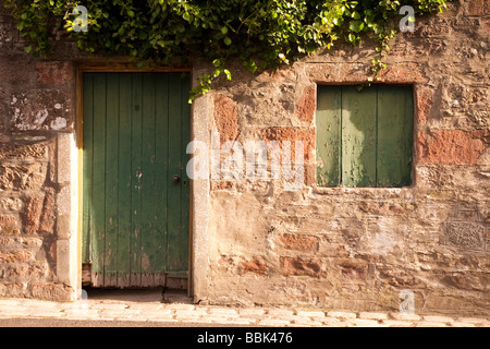 Grüne Tür und Fenster, Brechin, Schottland Stockfoto