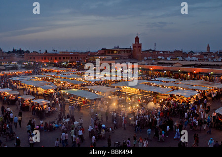 Die belebten Imbissbuden in der zentralen Jemaa El Fna in Marrakesch sind oben abgefeuert und kochen Stockfoto