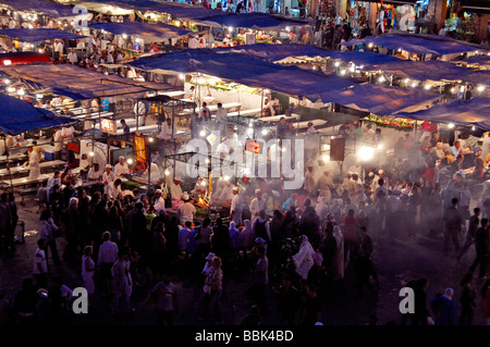 Die belebten Imbissbuden in der zentralen Jemaa El Fna in Marrakesch sind oben abgefeuert und kochen Stockfoto