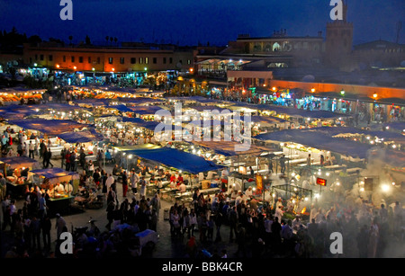 Die belebten Imbissbuden in der zentralen Jemaa El Fna in Marrakesch sind oben abgefeuert und kochen Stockfoto