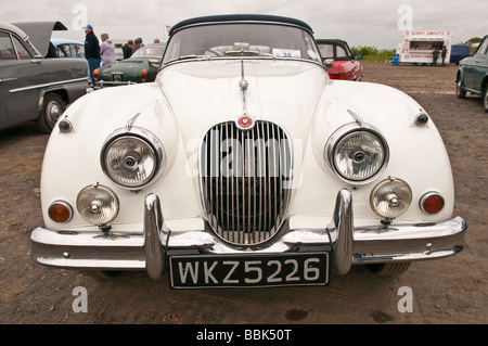 Jaguar XK150, hergestellt von 1957 bis 1961, abgedeckt bei leichtem Regen Stockfoto