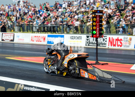 UEM Super Twin Bike Job Heezen bei der FIA European Drag Racing Championship an Santa Pod, England angetrieben. Stockfoto