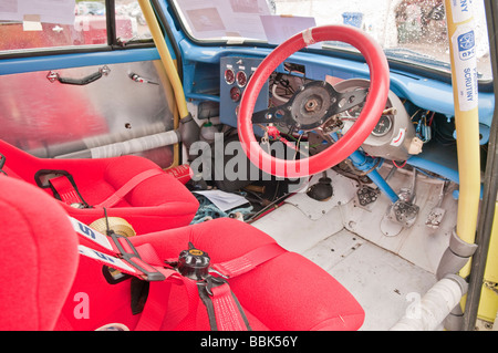 Innenraum eines 1960er Ford Anglia, die Rallye wurde vorbereitet Stockfoto