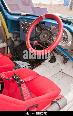 Innenraum eines 1960er Ford Anglia, die Rallye wurde vorbereitet Stockfoto