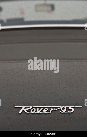 Rover 95-Abzeichen auf der Rückseite des Autos, bei leichtem Regen abgedeckt. Stockfoto