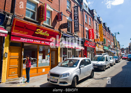 Brick Lane, Shoreditch, East End, Straßenszene mit ein Restaurant nach dem anderen & Sheba Meisterkoch des Jahres Stockfoto