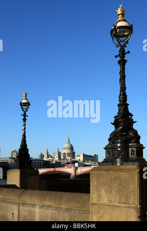 Londoner South Bank Gusseisen Lampen Stockfoto