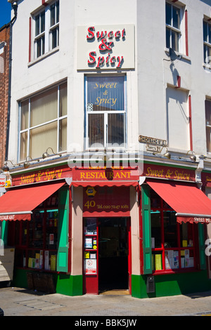 Brick Lane, Shoreditch, Eastend, typische Szene, Sweet & Spicy Restaurant Ecke Chicksand St. Stockfoto