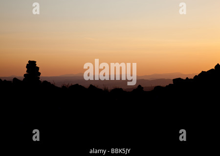 Blick Richtung Mid Wales aus der Silhouette Felsen des Stiperstones in Shropshire, England Stockfoto