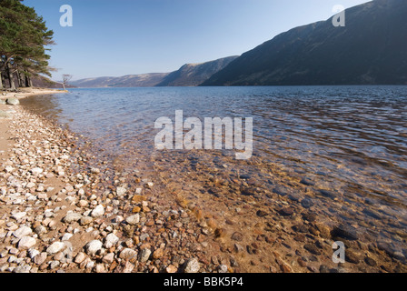 Ufer des Loch Muick von der königlichen Residenz in Glas-Allt Shiel, Balmoral estate Stockfoto