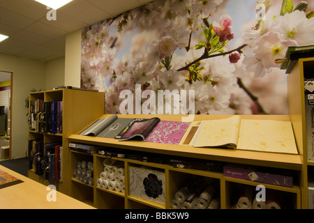 Interieur Dekoration Kleinzentrum mit Zahnstangen Ofpaint Fleck Werkzeuge und Tapete Stockfoto