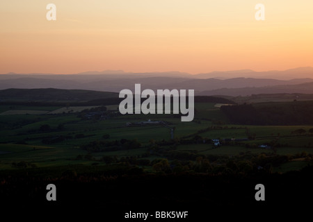 Blick Richtung Mid Wales, wie aus der Stiperstones in Shropshire an einem Sommerabend Stockfoto