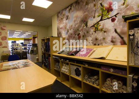 Interieur Dekoration Kleinzentrum mit Zahnstangen Ofpaint Fleck Werkzeuge und Tapete Stockfoto