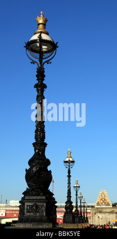 Londoner South Bank Gusseisen Lampen Stockfoto