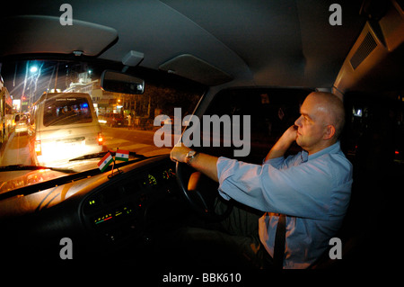 Indien, Tamil Nadu, Chennai (Madras). Deutscher Geschäftsmann in Autofahren durch Chennai Berufsverkehr. Stockfoto